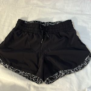 LULULEMON SIZE 4 REVERSIBLE SHORTS BLACK & WHITE